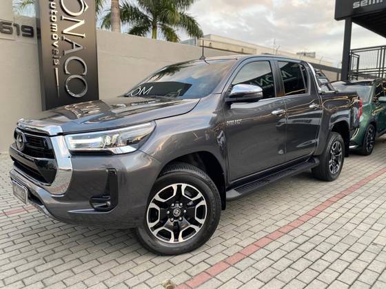 TOYOTA HILUX 2.8 D-4D TURBO DIESEL CD SRX 4X4 AUTOMÁTICO